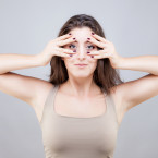 Obličejová jóga vám mimo jiné pomůže předejít vzniku vrásek kolem očí
