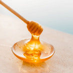 Pampeliškový med je vlastně sirup z pampeliškových květů. Pořád je to ale cukr, tak s ním slaďte opatrně