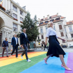Pražský magistrát oslavuje letošní Prague Pride duhovým přechodem před Novou radnicí