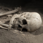 Stonehenge mohlo být pohřebištěm od svých nejranějších počátků. Hroby obsahují lidské kosti pocházející už z roku 3000 př. n