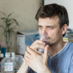 Hypersenzitivní pneumonitida se projevuje mimo jiné i dušností a kašlem