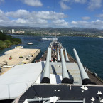 Pohled z lodi USS Missouri na místo potopení lodi USS Arizona