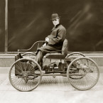 Henry Ford v roce 1896 ve svém prvním benzínovém automobilu Quadricycle