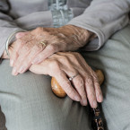 Ministryně Maláčová tento týden dokonce tvrdila, že v domovech seniorů je všeho dostatek a problémy nejsou