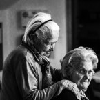 V Praze je v domovech seniorů téměř stovka nakažených