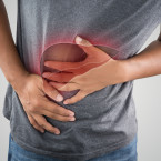 Mezi symptomy rakoviny jater patří mimo bolesti břicha i bolest v okolí pravé lopatky