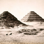 Džoserova pyramida je nejstarší egyptskou pyramidou. Takto vypadala v roce 1858