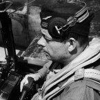 Antoine de Saint-Exupéry v kabině průzkumného letounu během války