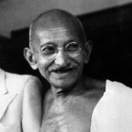 Gándhí se narodil jako občan anglické kolonie a z původně loajálního občana Britského impéria se postupně stal vůdcem indického boje za nezávislost