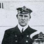 Kapitán a důstojníci na Titanicu. Charles Herbert Lightoller druhý zleva (stojící)