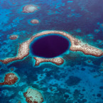 Závrt je součástí rozlehlého korálového systému známého jako Belizský bariérový útes. Great Blue Hole, spolu s okolními 4 100 hektary, byla v roce 1996 zapsána na seznam světového dědictví UNESCO