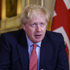 Britský premiér Boris Johnson v minulosti covid zlehčoval