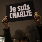 Heslo Je suis Charlie držel na následující titulce satiristického časopisu uplakaný a smutný Mohamed