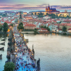 Praha přišla letos o turisty. Město kompenzuje výpadek příjmů turistickým cílům