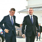 Premiér si postěžoval před odletem do Bratislavy, kde se mimo jiné setkal s krajanem Peterem Pellegrinim