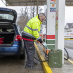 Lidé panikaří, benzin tankují do všeho, co mají po ruce