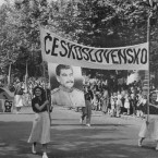 Průvod mládeže nesoucí portréty komunistických vůdců, 50. léta