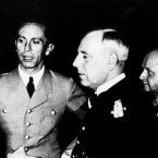 Goebbels (uprostřed), mluví s Heinrichem Himmlerem (vlevo) a admirálem Canarisem (3. zprava) během dne NSDAP 10. září 1936