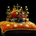 Svatováclavská koruna podle odborníků svým postavením a počtem kamenů symbolizuje nebeský Jeruzalém