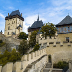 Karlštejn je mohutný kamenný gotický hrad, který stojí na vápencové skalní ostrožně