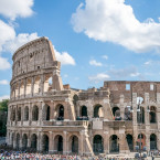 Římské koloseum bylo dokončeno v roce 80 našeho letopočtu, fungovalo přibližně 400 let a za tu dobu v něm přišlo o život na 400 000 lidí. Diváci přitom svačili oříšky... 