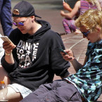 Teenageři tráví na mobilu spoustu hodin denně