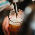 Barman zákazníkům do piva naléval tekutinu z odkapávací nádoby