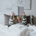 Vyhněte se před spaním čtení e-knih na počítači či mobilu