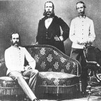 Císař František Josef I. (sedící) a jeho bratři Karel Ludvík (vlevo), Ferdinand Maxmilián (uprostřed) a Ludvík Viktor (vpravo)