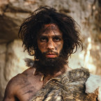 Za nejvýchodněji položené naleziště neandertálců byla dosud považována jeskyně Tešik-Taš v Uzbekistánu, kde byly ve 30. letech objeveny pozůstatky neandertálského dítěte staré asi 70 000 let