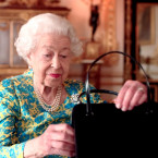 Položení kabelky na stůl znamenalo, že chce královna co možná nejdříve odejít