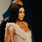 Kim Kardashian sklidila úspěch za svůj snímek na obálce módního časopisu Vogue US