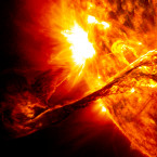 Sluneční erupce vymrští do vesmíru nepředstavitelné množství energie. Až ji namíří na Zemi, budeme mít velké problémy