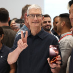 Tim Cook s novou vlajkovou lodí firmy, telefonem iPhone 16 pro