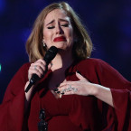 Adele svůj první vztah prožila s bisexuálem, který ji inspiroval k hudebním textům