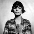 Coco Chanel tehdejší společenské normy nezajímaly, měla krátký účes a nosila pánské oblečení