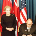 Ministr zahraničí Jan Kavan svým podpisem stvrzuje naši účast v NATO