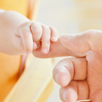 Dítě narozené v Řecku má oficiálně tři rodiče