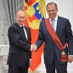 Ruský ministr zahraničí Sergej Lavrov a prezident Vladimir Putin. Oba si jen se Západem hráli, aby jej později obelstili