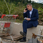 České vlády historicky spoléhají v těžkých chvílích na lidi a jejich smysl pro solidaritu. I Andrej Babiš se na tornádem zdevastovaných místech spíše fotil, než aby se třeba zajímal o aktuální potřeby dobrovolníků