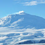 Sopka Mount Erebus byla objevena v roce 1841 britským průzkumníkem Jamesem C. Rossem