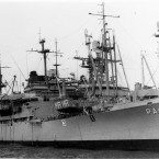 USS Monrovia s dobře viditelnými čluny na palubě