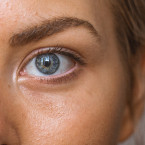 Na fotce s bleskem máme často červené oči, protože jsou na ní díky fotce osvíceny cévy v zadní části oka