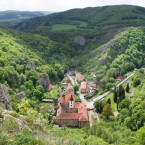 Současné budovy vznikly v letech 1653–1661. V letech 1726–1731 přestavěl jižní a západní křídlo kláštera patrně Kryštof Dientzenhofer