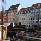 Nyhavn je proslulý vodním kanálem a hlavně barevnými domečky