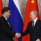 Si Ťin-pching a ruský prezident Vladimir Putin v Moskvě. Čínský prezident dává najevo, že pokud Tchaj-wan vyhlásí jednostrannou nezávislost, bude to znamenat útok na ostrov