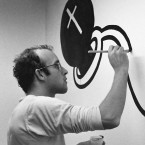 Keith Haring během malování na zeď v galerii v Amsterdamu