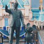 Společnost, kterou Disney založil, se v současnosti jmenuje The Walt Disney Company a má roční obrat asi 35 miliard dolarů