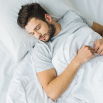Nejlepší pro prevenci bolesti zad je spánek na zádech, ovšem pozor na matraci a polštář