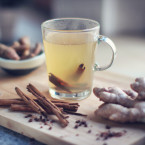 Čaj s obsahem zázvoru je pro léčbu nachlazení a chřipky ideální. Zahřívá tělo zevnitř a má protizánětlivé účinky